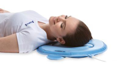 Aplicación de magnetoterapia con el aplicador A8P para tratar problemas en la espalda, columna cervical y cabeza.